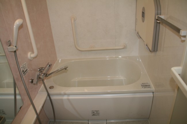 京都市マンション手すりがいっぱいの浴室なので安心なシニアリフォームです