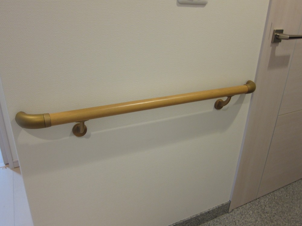 寝屋川シニアリフォーム　 廊下に補助用の手すりをいっぱいつけました