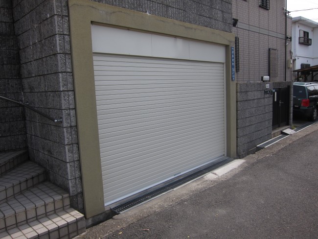 寝屋川電動シャター　 電動シャターは雨でも車外にでなくてもいいので助かります　