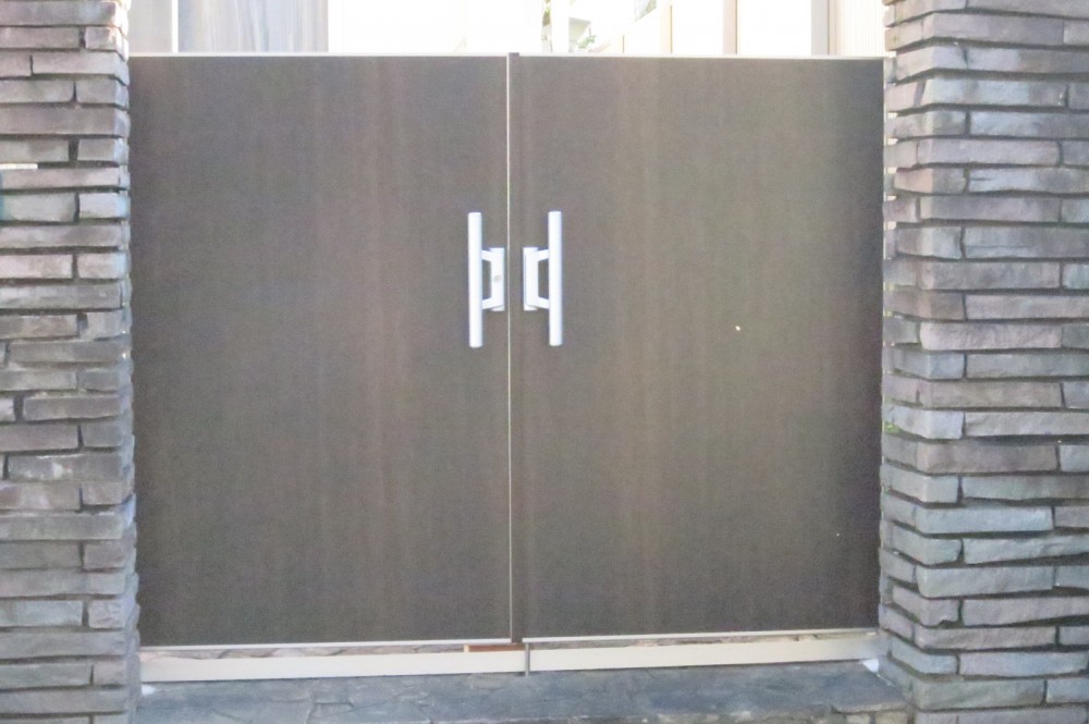 目隠し門扉「ジオーナ」はアルミだから とても軽いのです