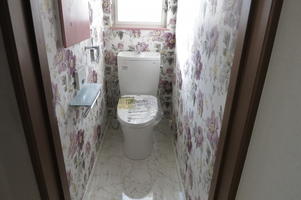 トイレの壁紙の鮮やかな花柄のクロスは奥さんが選んだ英国製です生駒