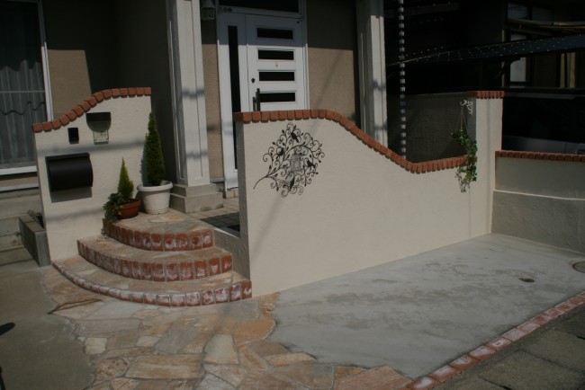 ガーデンリフォームとても素敵な駐車スペースになりました大津　