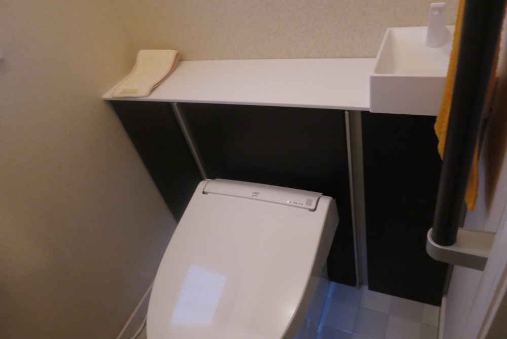 枚方トイレリフォーム　リクシル リフォレはキャビネット型なので収納抜群です