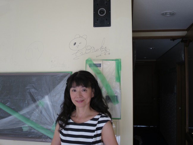 クロスに奥さんが落書きされました