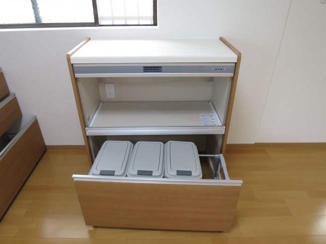 ゴミ箱が収納ユニットに隠れるので奥さんに喜ばれましたキッチン寝屋川