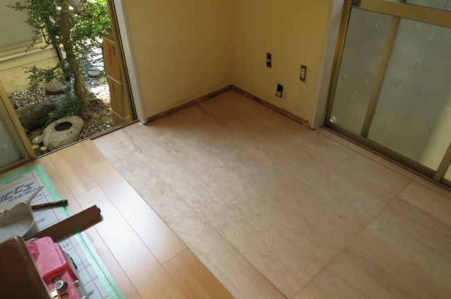 水まわりリフォーム　フローリング半分までできました交野