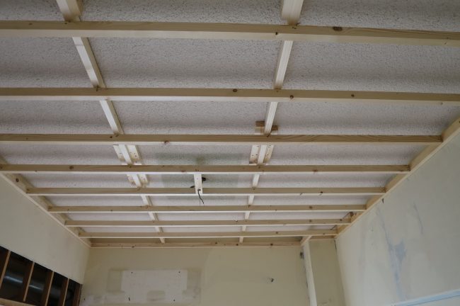 天井取り付けの下地材つけました大阪市マンションリフォーム　　