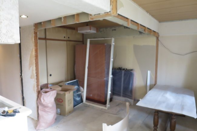 間取り変更、間仕切り壁と古いフローリングを撤去しました枚方