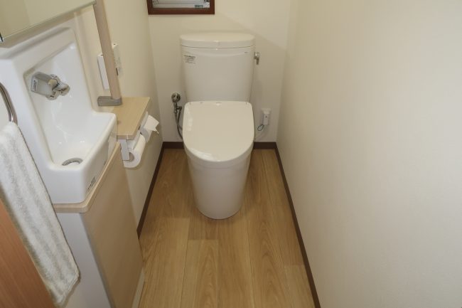 ドアと内装を含めたトイレリフォームの１階できました枚方