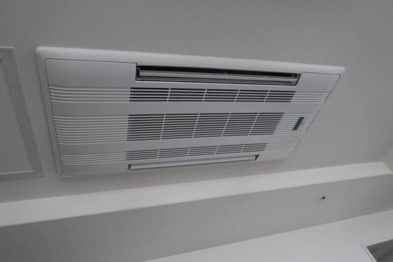 ビルトインエアコン天井埋め込み2方向の工事してきました大阪