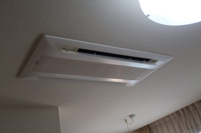 天井埋め込みエアコンはパナソニックからダイキンへ変更して工事しました枚方